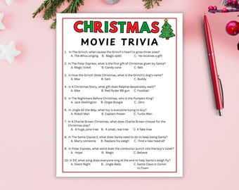 Op de afbeelding: Een kerstfilm trivia-spelblad met vragen over vakantiefilms. Het blad heeft een rode en groene rand met de titel "Christmas Movie Trivia". Een rode pen ligt op een roze oppervlak naast het blad.