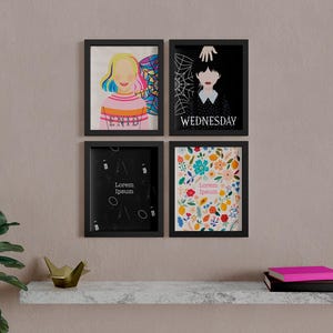 Puede incluir: Cuatro impresiones artísticas enmarcadas con marcos negros se exhiben en una pared. Las impresiones presentan ilustraciones de una figura colorida, un personaje con la palabra "WEDNESDAY", un diseño en blanco y negro y un patrón floral. Una estantería debajo contiene decoración.