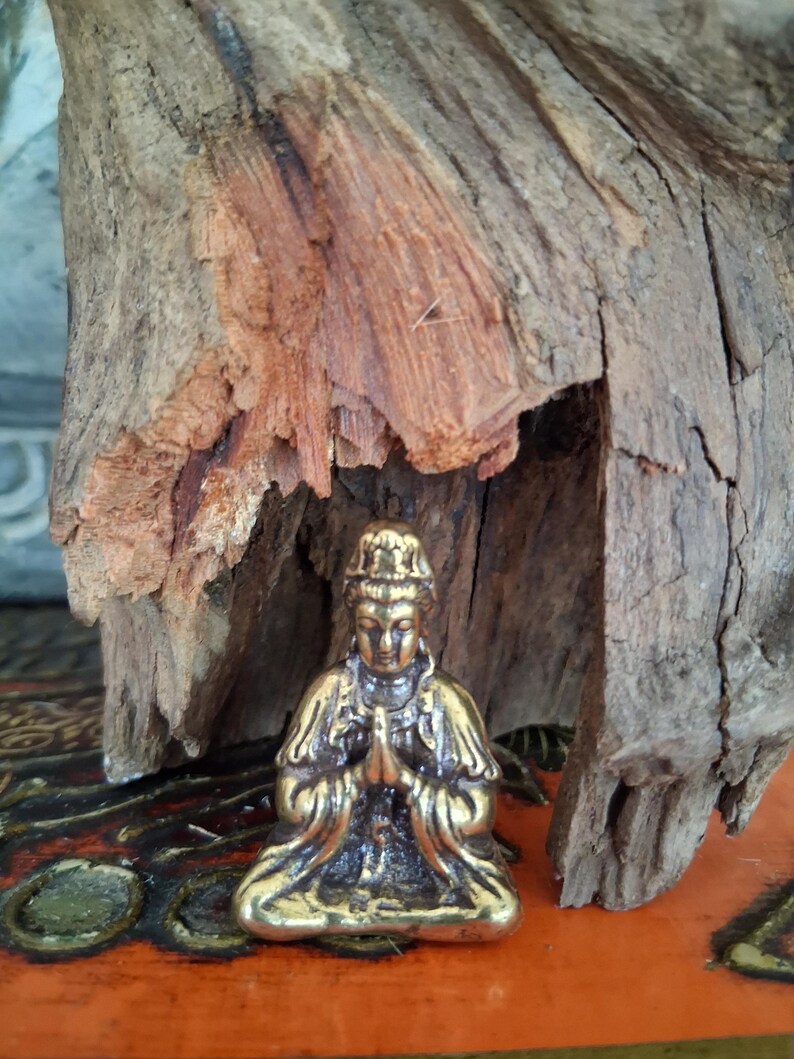 Guanyin Mini Brass Figurine, Small Altar Statue, Meditation Decor, Zen Desk Decor, 1.5 Inch Bild 5