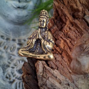 Guanyin Mini Brass Figurine, Small Altar Statue, Meditation Decor, Zen Desk Decor, 1.5 Inch Bild 4