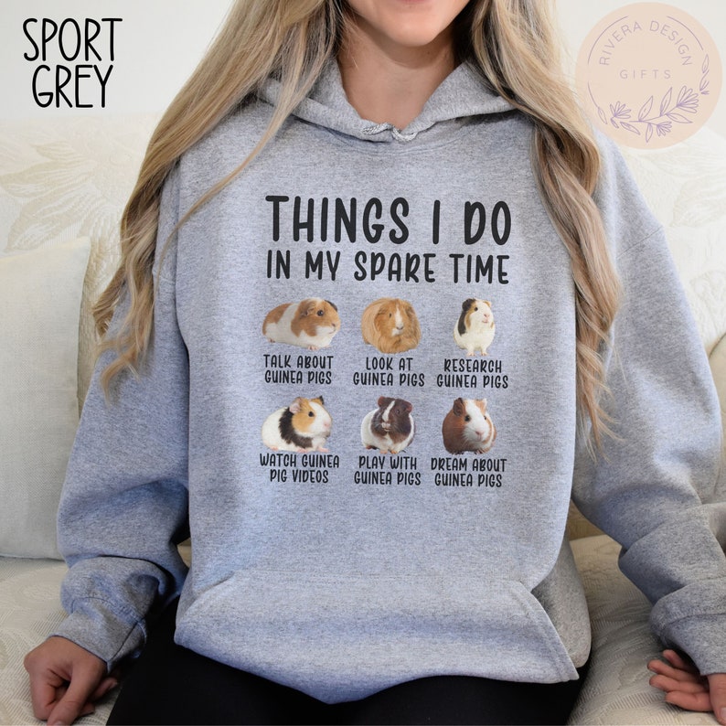 Pu&ograve; includere: Una felpa con cappuccio grigia con il testo "Things I do in my spare time" e sei immagini di porcellini d'India con didascalie che descrivono attivit&agrave; legate ai porcellini d'India.