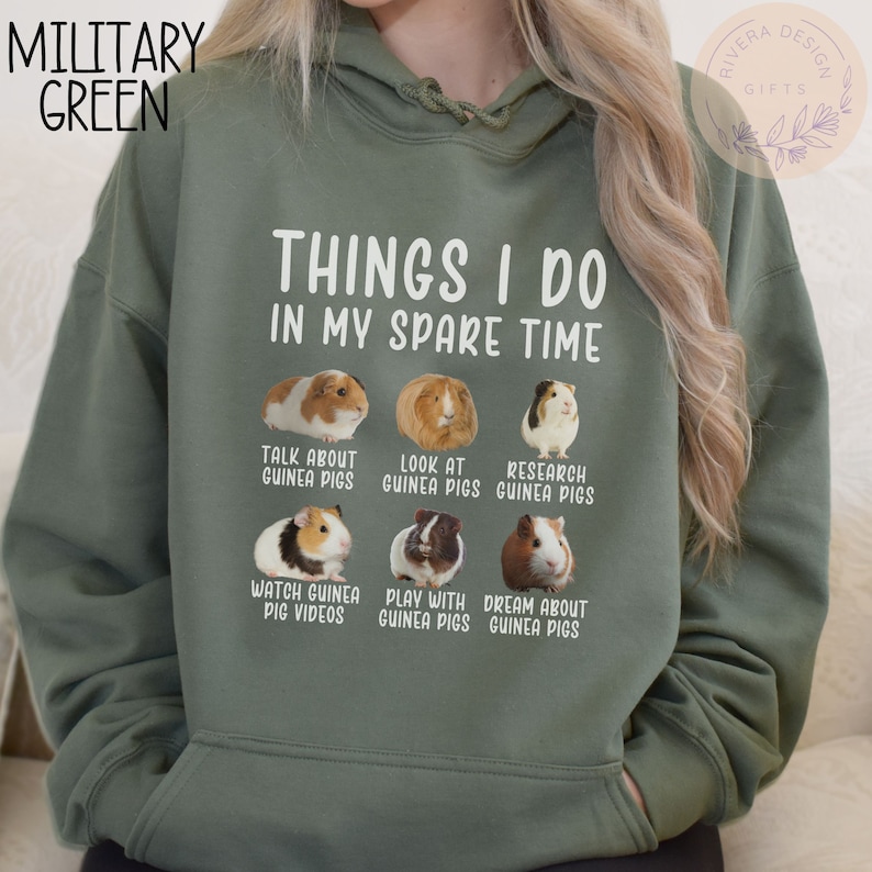 Pu&ograve; includere: Una felpa con cappuccio verde con il testo "Things I do in my spare time" e un elenco di attivit&agrave; legate ai porcellini d'India. Le attivit&agrave; includono "Parlare di porcellini d'India", "Guardare i porcellini d'India", "Ricercare i porcellini d'India", "Guardare video di porcellini d'India", "Giocare con i porcellini d'India" e "Sognare i porcellini d'India". Ogni attivit&agrave; &egrave; illustrata con una foto di un porcellino d'India.