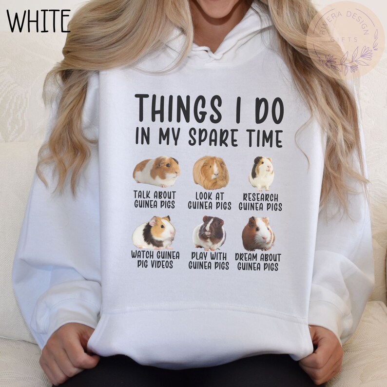 Pu&ograve; includere: Felpa bianca con il testo "THINGS I DO IN MY SPARE TIME" e una grafica di sei porcellini d'India con testo che descrive attivit&agrave; legate ai porcellini d'India. Il testo include "TALK ABOUT GUINEA PIGS", "LOOK AT GUINEA PIGS", "RESEARCH GUINEA PIGS", "WATCH GUINEA PIG VIDEOS", "PLAY WITH GUINEA PIGS" e "DREAM ABOUT GUINEA PIGS".