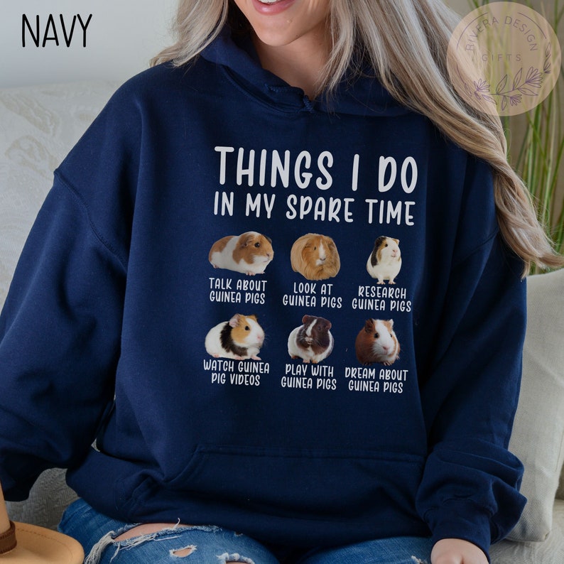 Pu&ograve; includere: Una felpa con cappuccio blu navy con il testo "Things I do in my spare time" e una serie di immagini di porcellini d'India con didascalie che descrivono attivit&agrave; legate ai porcellini d'India.
