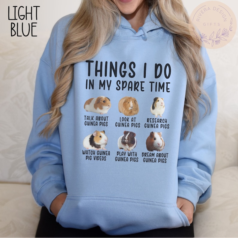 Pu&ograve; includere: Felpa con cappuccio blu chiaro con il testo "THINGS I DO IN MY SPARE TIME" e una serie di sei immagini di porcellini d'India con testo che descrive attivit&agrave; legate ai porcellini d'India.