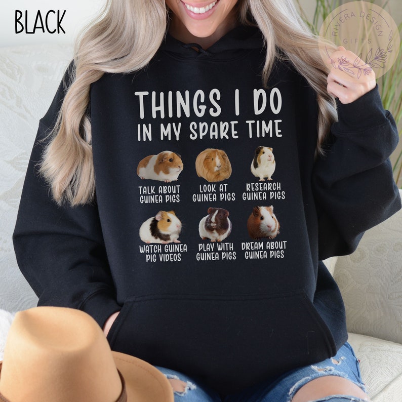 Pu&ograve; includere: Felpa con cappuccio nera con il testo "Things I do in my spare time" e una serie di sei immagini di porcellini d'India con didascalie che descrivono attivit&agrave; legate ai porcellini d'India.