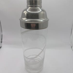 Martini shaker with swirl glass and metal top