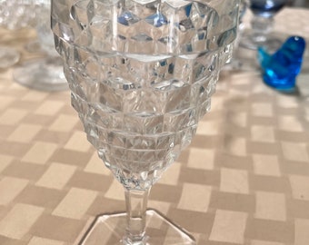 Peut inclure: Un verre à vin en verre transparent avec un motif en diamant. Le verre a une base hexagonale.