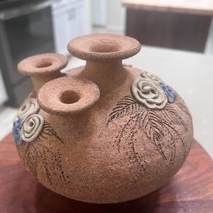 Studio Pottery vas med 3 pipar och applicerade blommor