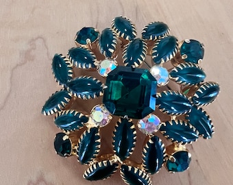 vintage broach with emerald green stones on gold tone. 21/2”