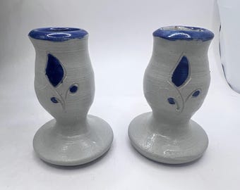 Candelabros de cerámica esmaltada con sal de Williamsburg con toques de azul cobalto
