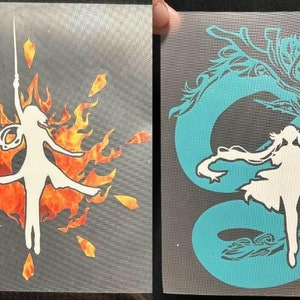 Puede incluir: Dos pegatinas cuadradas de vinilo sobre un fondo gris texturizado. La pegatina de la izquierda muestra la silueta blanca de una figura sosteniendo una espada sobre un fondo de llamas naranjas y rojas. La de la derecha muestra una silueta blanca con un gran drag&oacute;n azul verdoso.
