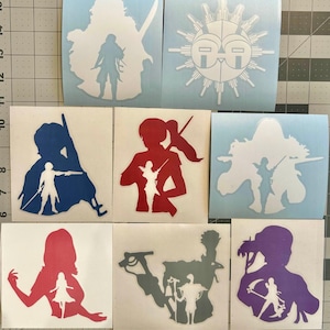 Puede incluir: Una colección de ocho pegatinas de vinilo con varias siluetas de personajes y símbolos en blanco, azul, rojo y morado. Cada pegatina muestra una figura o emblema distinto, incluyendo personajes con espadas sobre papel de soporte cuadrado.