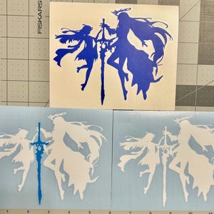Puede incluir: Tres pegatinas de vinilo con la silueta de dos figuras y una espada grande. Una pegatina es azul sobre fondo blanco, mientras que las otras dos son blancas sobre fondo azul claro. Los dise&ntilde;os muestran una figura peque&ntilde;a y una alta con pelo largo.