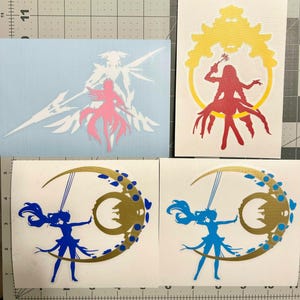 Puede incluir: Cuatro pegatinas de vinilo con siluetas de estilo anime. Una muestra una figura rosa con un fondo alado blanco, otra una figura roja en un marco amarillo, y dos figuras azules id&eacute;nticas frente a un dise&ntilde;o de luna creciente dorada.