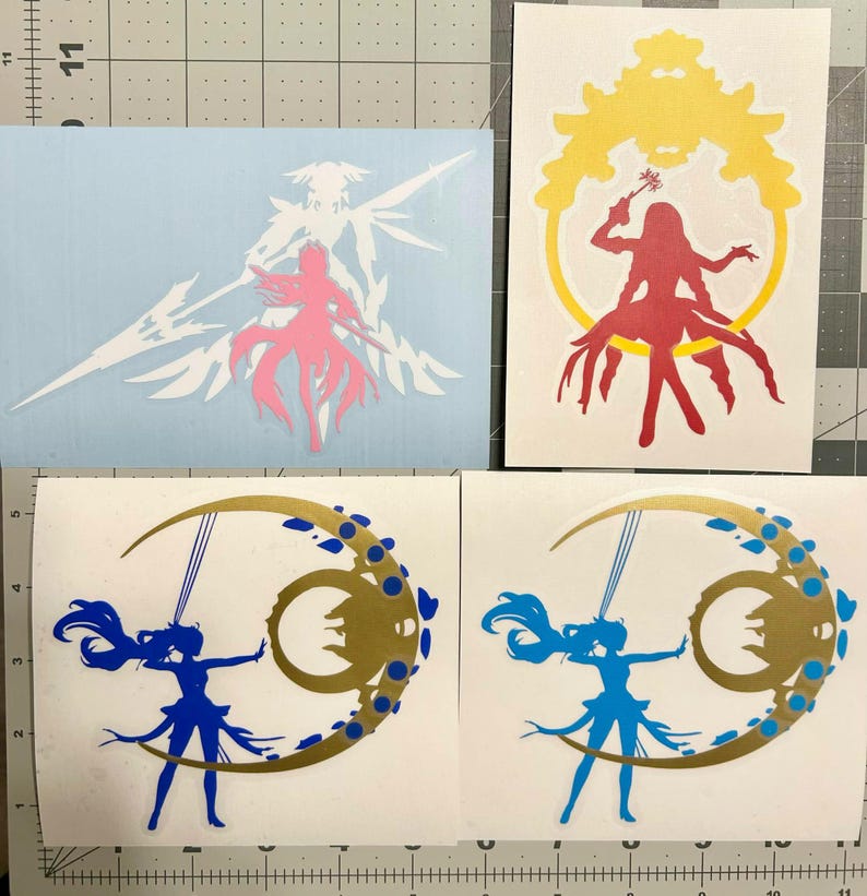 Puede incluir: Cuatro pegatinas de vinilo con siluetas de estilo anime. Una muestra una figura rosa con un fondo alado blanco, otra una figura roja en un marco amarillo, y dos figuras azules id&eacute;nticas frente a un dise&ntilde;o de luna creciente dorada.