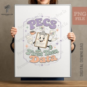 Op de afbeelding: Een rechthoekige print met een cartoon-klembordfiguur met armen en benen, omringd door zwevende grafieken en een kopje koffie. De tekst luidt PECS First Then Data in kleurrijke typografie in retrostijl op een witte achtergrond.