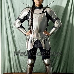 Diese schöne, massive Plattenrüstung ist ein Teil der mittelalterlichen Darstellung