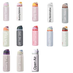 Puede incluir: Una colecci&oacute;n de botellas de agua aisladas en varios colores, cada una con una tapa abatible. Las botellas presentan etiquetas de texto como "Candy Coated", "Blushing Ballerina" y "Dreamy Field". Las botellas est&aacute;n dise&ntilde;adas para la hidrataci&oacute;n.