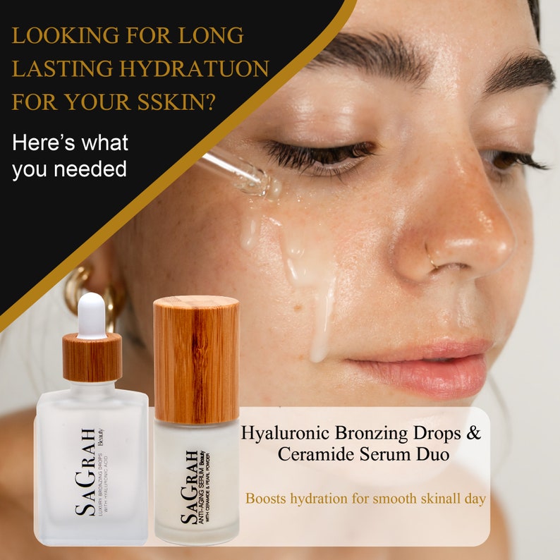 K&ouml;nnte beinhalten: Zwei Glasflaschen mit Bambusverschl&uuml;ssen und Etiketten mit der Aufschrift "SAGRAH", die Hautpflegeprodukte enthalten. Die Flaschen sind mit "Luxury Bronzing Drops" und "Anti-Aging Serum" gekennzeichnet. Der Text "Hyaluronic Bronzing Drops & Ceramide Serum Duo" wird unter den Flaschen angezeigt. Der Text "Boosts hydration for smooth skin all day" wird unter den Produktnamen angezeigt.