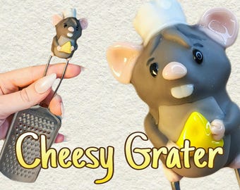 Ratoncito Rallador de Queso – Mini Chef de Arcilla Polimérica Hecho a Mano con Queso – Regalo Único – Decoración de Cocina – Rallador Kawaii