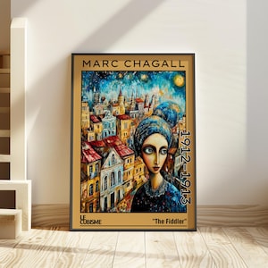 Può includere: Stampa artistica incorniciata di "The Fiddler" di Marc Chagall, in stile cubista. L'opera presenta una donna con un foulard blu e un paesaggio urbano. Il testo "1912-1913" è visibile. La cornice è nera e lo sfondo beige.