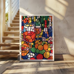 以下が含まれることがあります： 赤ワインが注がれたワイングラス、ワインボトル2本、フルーツボウルを描いた、カラフルなステンドグラス風のイラスト。背景はカラフルなモザイク模様です。