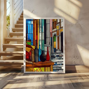 以下が含まれることがあります： カラフルな抽象静物画の額入りアートプリント。アートワークは、テーブルの上にボトルと花瓶を描き、背景にはステンドグラスの効果があります。カラーパレットには、青、赤、黄、黒が含まれます。プリントは木製の床に表示されています。