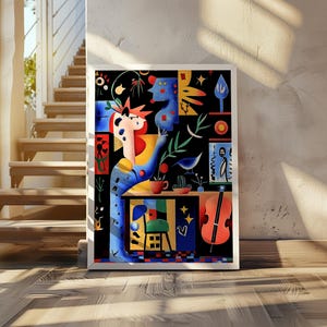 以下が含まれることがあります： 青い体と黄色の体、赤い髪、青と白の模様のドレスを着たカラフルな人物を描いた抽象画。人物はカップと植物のあるテーブルに座っている。背景にはチェロがある。