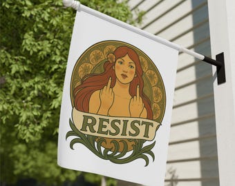 Könnte beinhalten: Weiße Flagge mit einer Illustration im Jugendstil einer Frau mit roten Haaren, die den Mittelfinger zeigt. Das Wort "RESIST" ist auf einem Banner unter der Frau abgebildet.