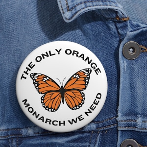 Pin de mariposa monarca / La única monarca naranja que necesitamos / Pin de parodia anti-Trump / Botón de humor político / Regalo para activistas