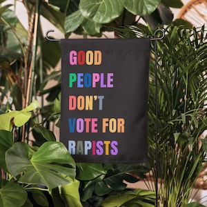 Les bonnes personnes défendent la justice : drapeau de jardin politique, message pro-démocratie, décoration de jardin valeurs civiques, banderole extérieure de protestation