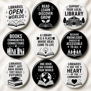 Puede incluir: Un conjunto de nueve chapas redondas con diseños en blanco y negro sobre bibliotecas. Los botones muestran frases como Libraries Open Worlds, Read Learn Discover Grow y Support Your Local Library junto con ilustraciones temáticas.