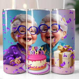 Może przedstawiać: Dwie kreskówkowe babcie w okularach i fioletowych strojach trzymają różowy tort z napisem "Happy Birthday". Tło jest niebieskie z fioletowymi konfetti.