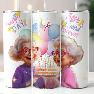 Może przedstawiać: Dwa białe kubki z kolorowymi grafikami. Jeden kubek przedstawia kobietę z tortem urodzinowym i balonami z napisem "Happy Day". Drugi kubek przedstawia kobietę z napisem "Best Friend Forever".