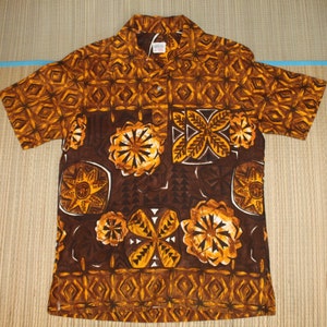 Tiki-Kleidung! Vintage 1950er - Anfang der 60er Jahre Aloha Shirt von Miki aus Hawaii - Stammes-Tapa mit Blumenmuster!