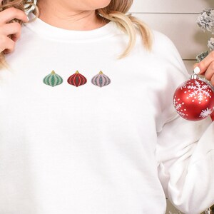 Sudadera navideña bordada, suéter navideño, camisa de invierno para mujer, top lindo, bordado, regalo de Navidad, camisa navideña familiar