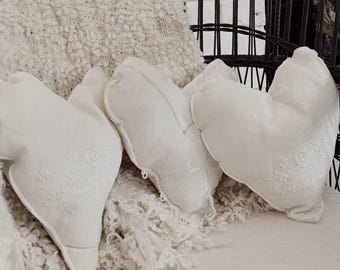 Almohada de lino antiguo con bordado de corazón