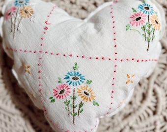 Almohada de corazón bordada vintage