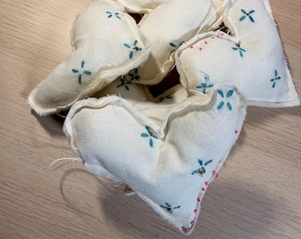Guirnalda de corazones bordados de lino vintage