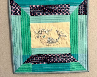 Mini edredón bordado a mano con diseño de sirena