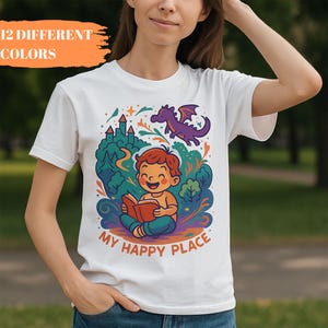 Camiseta gráfica de Castillo de Fantasía y Dragón, camiseta para amantes de los libros "Mi Lugar Feliz", atuendo de aventura imaginativa, regalo infantil encantador y original para lectores.