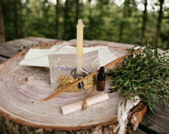 Może przedstawiać: Okrągły kawałek drewna z białą świecą, dwie małe torebki z etykietami "Chamomile" i "Bay Leaf", drewniany patyk, mała butelka olejku eterycznego i zwinięty kawałek papieru.