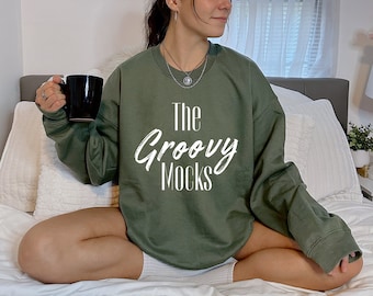 Militair groen Gildan 18000 Mockup Sweatshirt Mock Groen Oversized Model Mockup Gildan Esthetische Mock 18000 Lifestyle Mock Crewneck Mockup