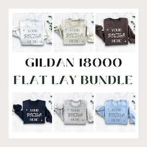 Könnte beinhalten: Ein Flatlay-Mockup-Paket mit sechs Gildan 18000 Sweatshirts in verschiedenen Farben, darunter Weiß, Beige, Braun, Dunkelblau, Grau und Hellblau. Jedes Sweatshirt hat den Text "YOUR DESIGN HERE" auf der Vorderseite.