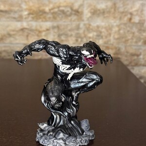 Venom Resinfigur | Handmålad 125 mm staty | Spiderman samlarfigur bild 7