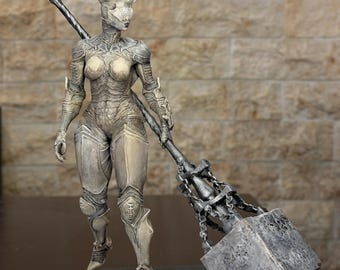 Può includere: Una statuetta dettagliata di un guerriero umanoide che indossa un'armatura complessa e usurata e una corona di punte. La figura impugna un grande martello da guerra dall'aspetto pesante con una testa metallica testurizzata e un lungo manico ritorto.
