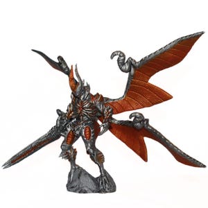 Peut inclure: Une figurine peinte en argent et orange d'un démon ailé avec une épée. Le démon porte un casque à cornes et se tient debout sur un rocher.