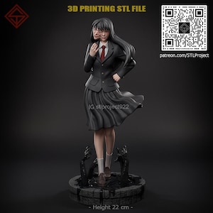 Può includere: Un file STL per stampa 3D di una figura con lunghi capelli scuri, che indossa un blazer nero, una cravatta rossa e una gonna nera. La figura ha un volto distorto e poggia su una base circolare con mani nere che emergono da un liquido scuro.