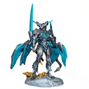 Peut inclure: Une figurine d'action argentée et bleue représentant une créature ressemblant à un dragon avec des ailes et une épée. La figurine est posée dans une posture dynamique, les ailes déployées et l'épée levée.